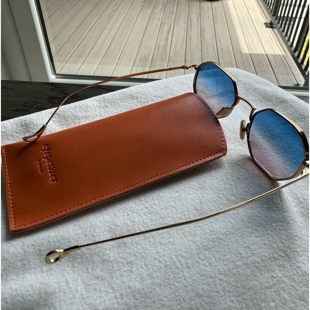 Eyepetizer hexagonal sunglasses in a blue / pink ombré. Perfect for summer!